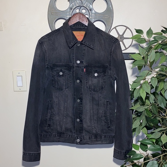 Men’s Faded Levi’s Denim Trucker Jacket